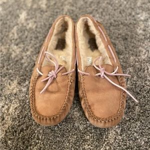 Ugg Australia Womens Dakota Tan Moccasins Slippers S/N 5131 Size 9